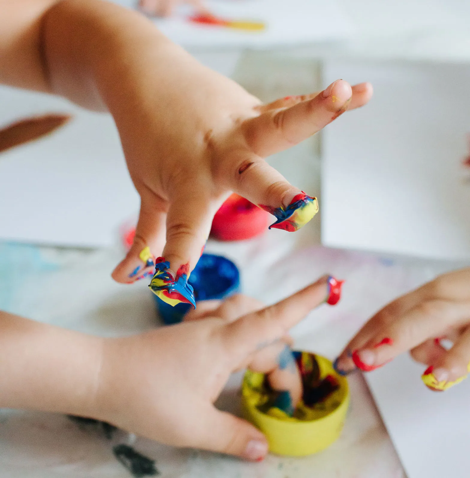 Dzieci podczas zajęć metodą Montessori w Kolorowym Przedszkolu