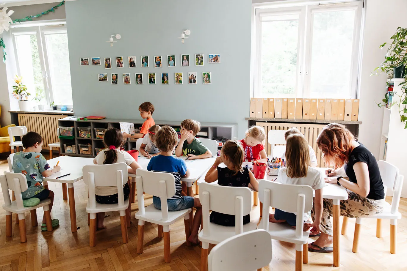 Dzieci podczas zajęć z języka angielskiego w Kolorowym Przedszkolu